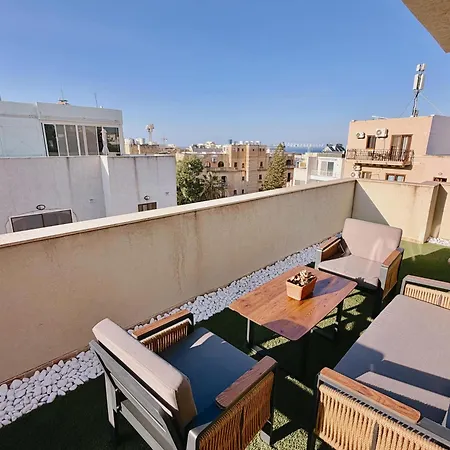 Beautiful Penthouse Outdoor Terrace Prime Location 公寓 *