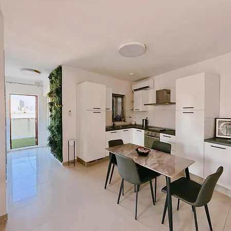 Beautiful Penthouse Outdoor Terrace Prime Location *